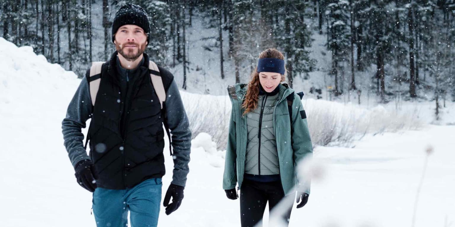 Winter mountain hike: choosing warm clothing, footwear and accessories for trekking